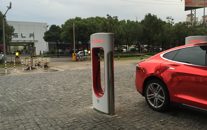 Metallic rotes Tesla Modells Auto in Shanghai