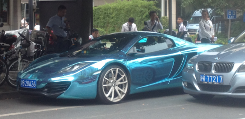 Metallic blaues Auto in Shanghai